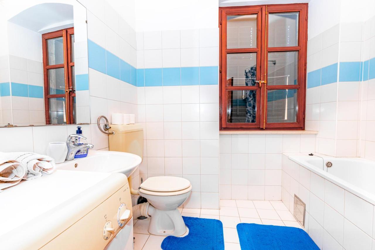 Old Center Apartment *
