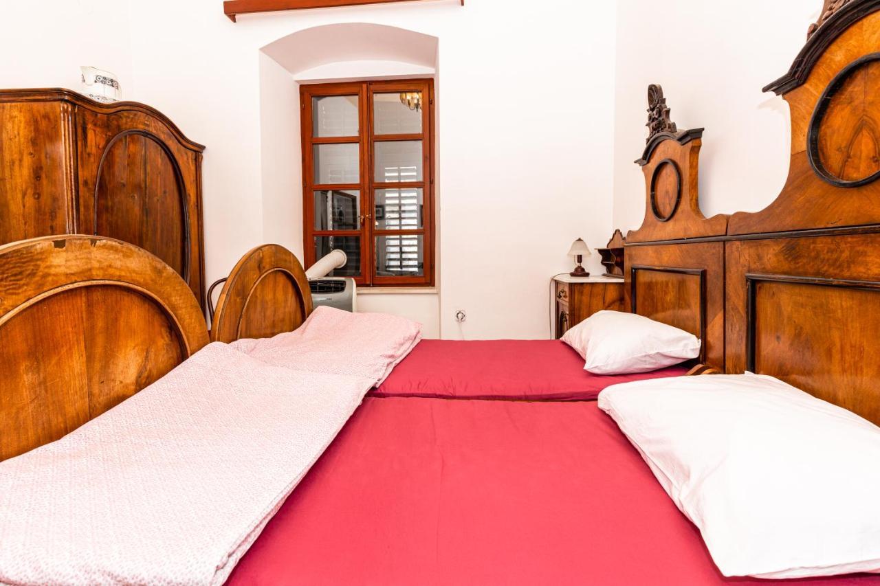 Old Center Apartment *