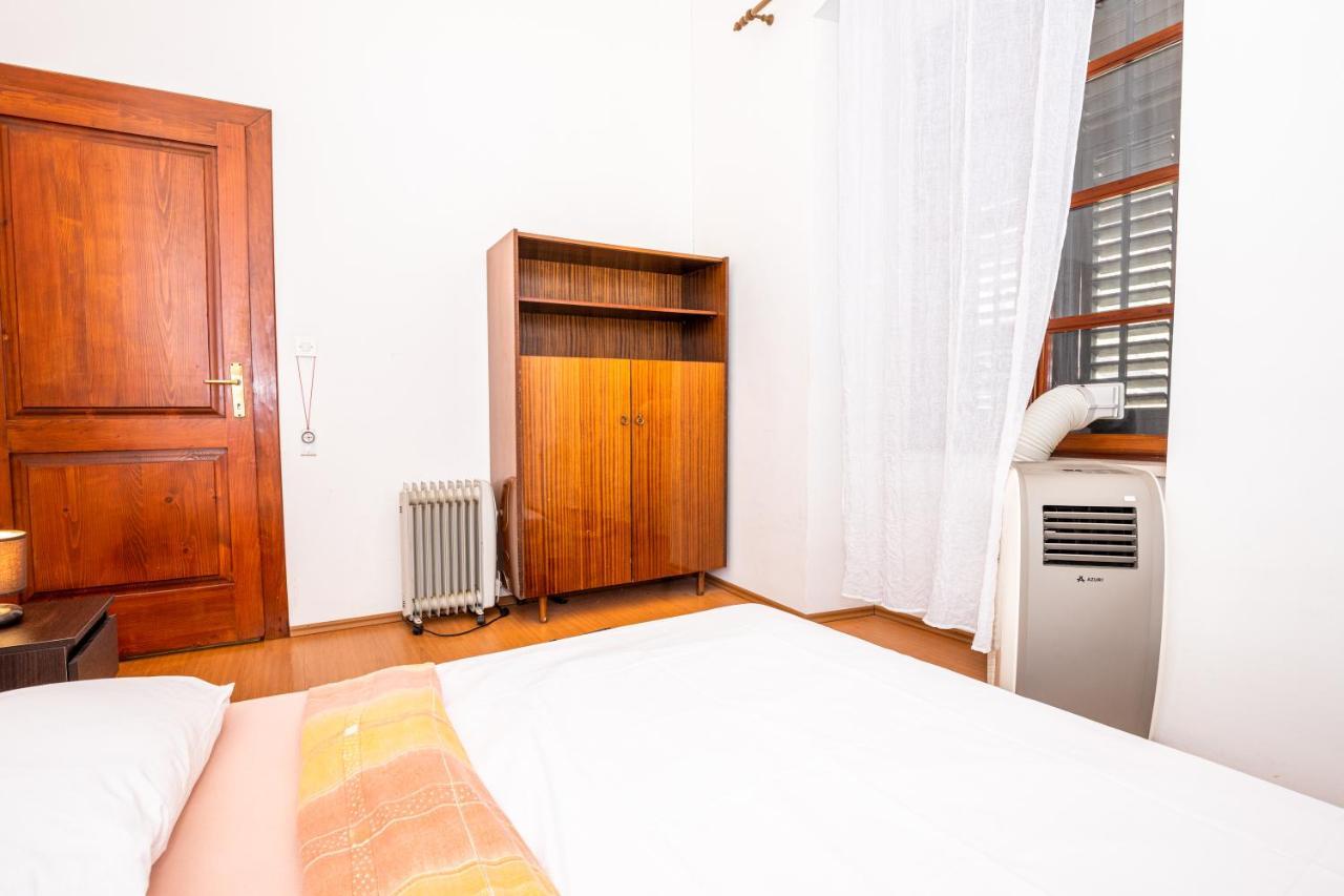 Old Center Apartment *